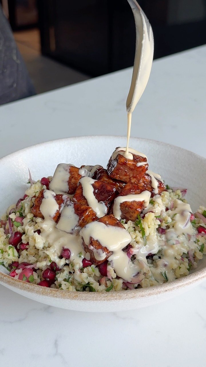 bosh.tv 게시물 이미지: 🍋 POMEGRANATE GLAZED TOFU WITH HERBY BULGUR...