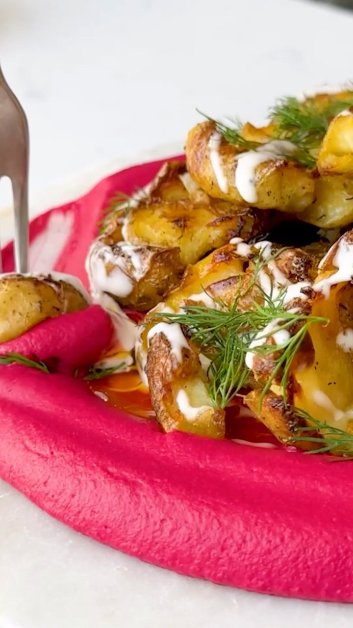 bosh.tv 게시물 이미지: 🥔 SMASHED POTATOES ON BEETROOT BEANS 🌿

This...