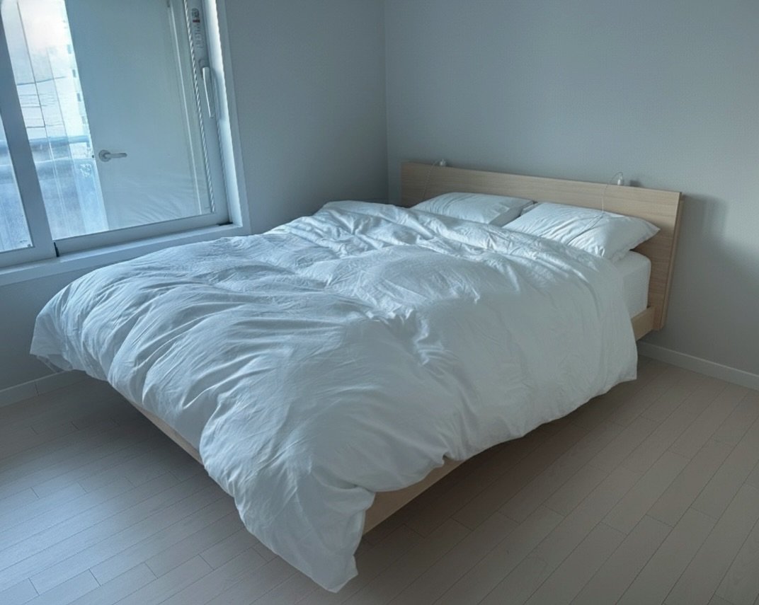 Photo by 보스커 | 원목침대 | 침대프레임 | 주문제작 침대 on February 12, 2026. May be an image of bed, mattress, headboard, bedroom, indoors and text.