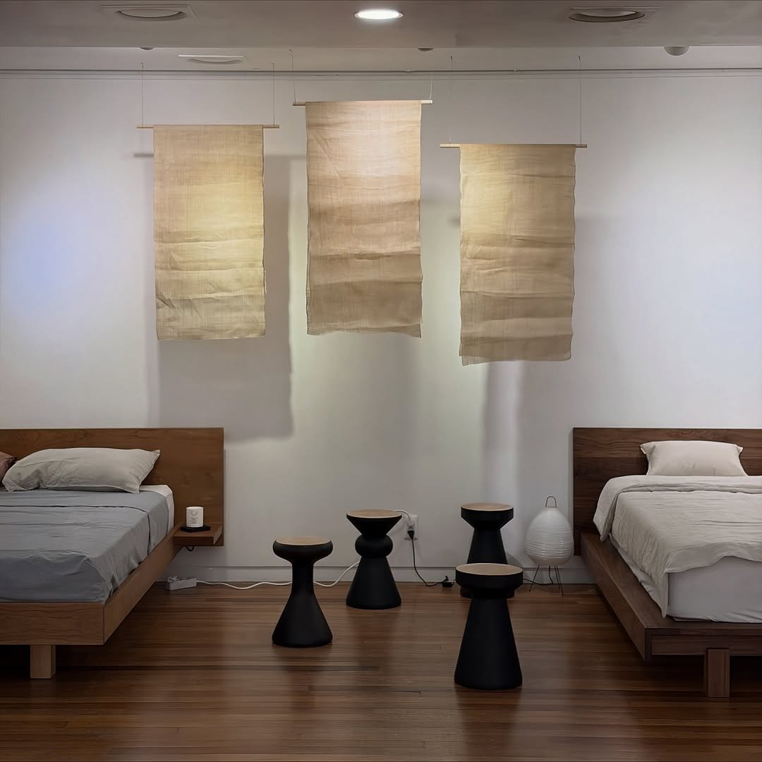 Photo by 보스커 | 원목침대 | 침대프레임 | 주문제작 침대 on September 24, 2025. May be an image of bed, lighting, mattress, headboard, indoors, bedroom and text.