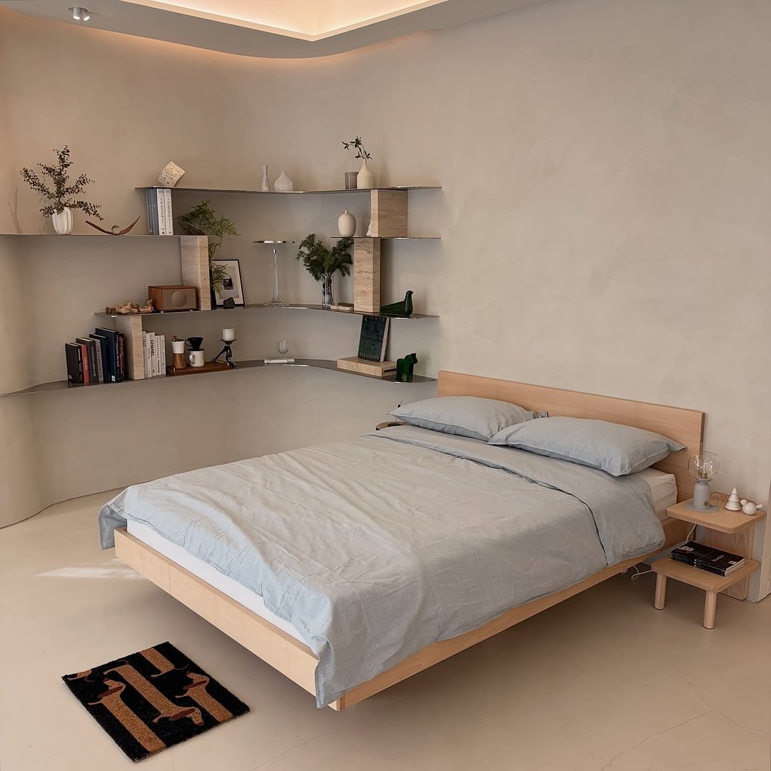 Photo by 보스커 | 원목침대 | 침대프레임 | 주문제작 침대 on November 03, 2025. May be an image of headboard, bed, mattress, indoors, bedroom and text.