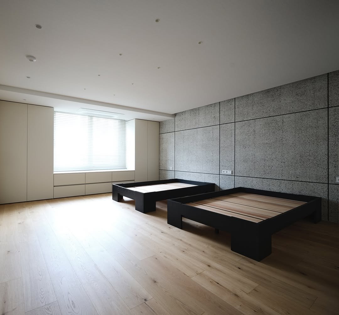Photo by 보스커 | 원목침대 | 침대프레임 | 주문제작 침대 on September 11, 2025. May be an image of bed, headboard, mattress, indoors, bedroom, sliding door and text.