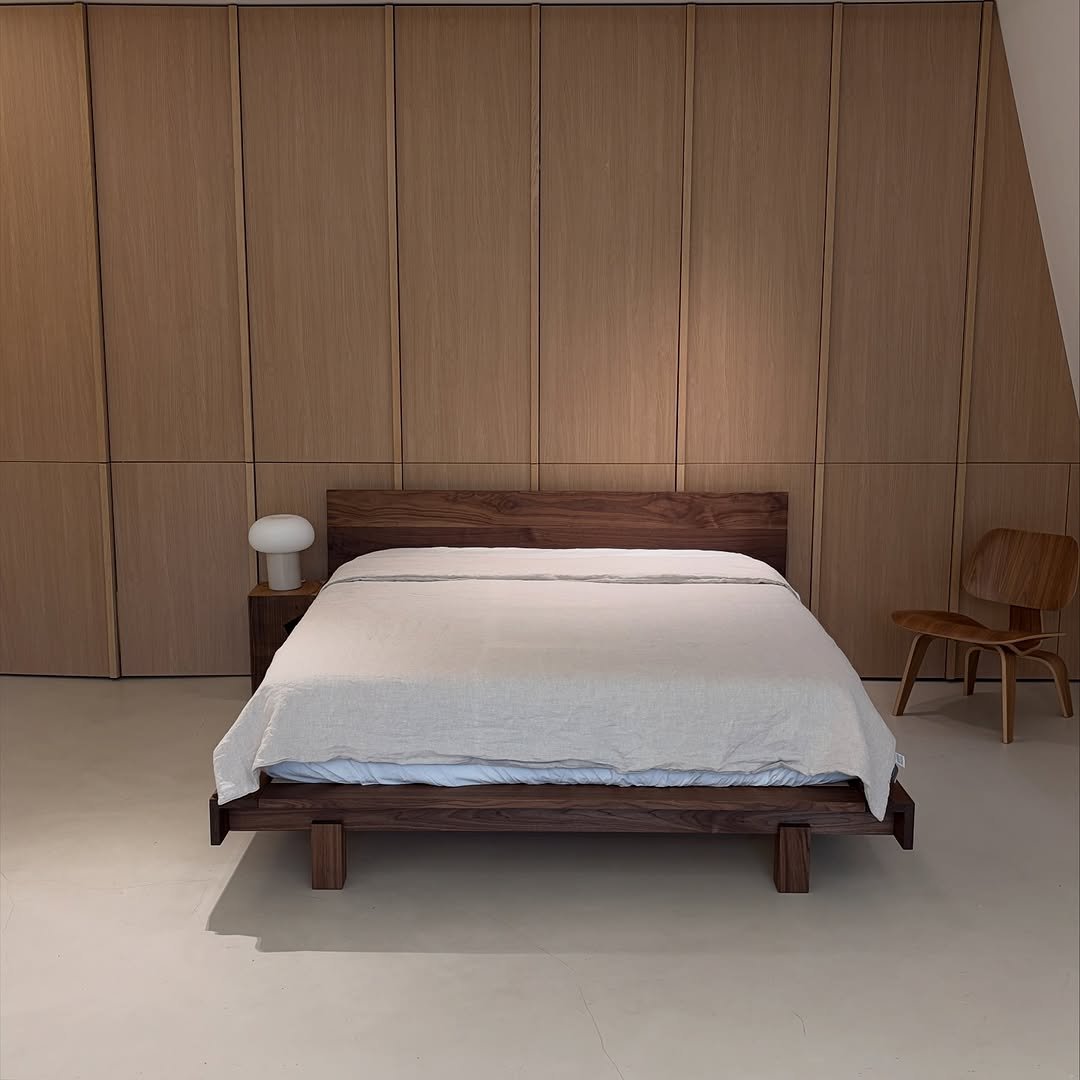 Photo by 보스커 | 원목침대 | 침대프레임 | 주문제작 침대 on October 28, 2025. May be an image of bed, mattress, headboard, bedroom, indoors, sliding door and text.