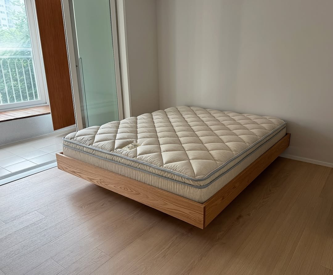 Photo by 보스커 | 원목침대 | 침대프레임 | 주문제작 침대 on August 04, 2025. May be an image of futon, mattress, headboard, ottoman, bed, bedroom, indoors and text.