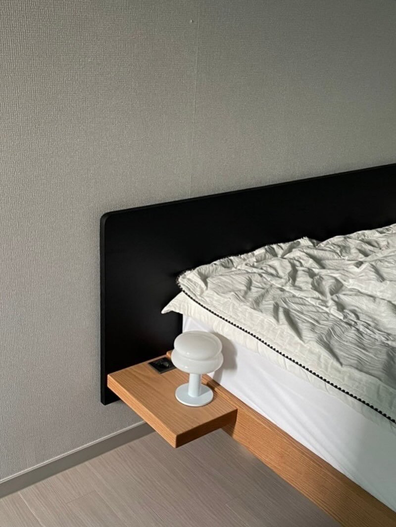 Photo by 보스커 | 원목침대 | 침대프레임 | 주문제작 침대 on June 10, 2025. May be an image of lamp, bed, mattress, headboard, bedroom, indoors and text.