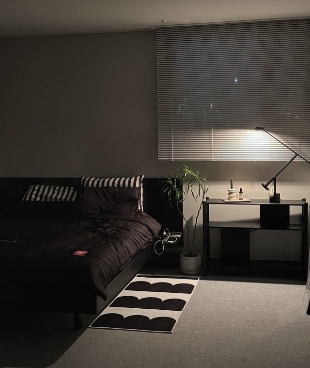 Photo by 보스커 | 원목침대 | 침대프레임 | 주문제작 침대 on October 03, 2025. May be an image of bed, lamp, mattress, house plant, indoors, bedroom and text.