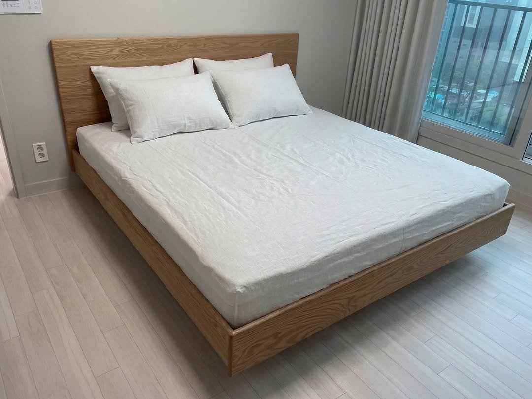 Photo by 보스커 | 원목침대 | 침대프레임 | 주문제작 침대 on April 02, 2026. May be an image of bed, headboard, mattress, bedroom, indoors and text.