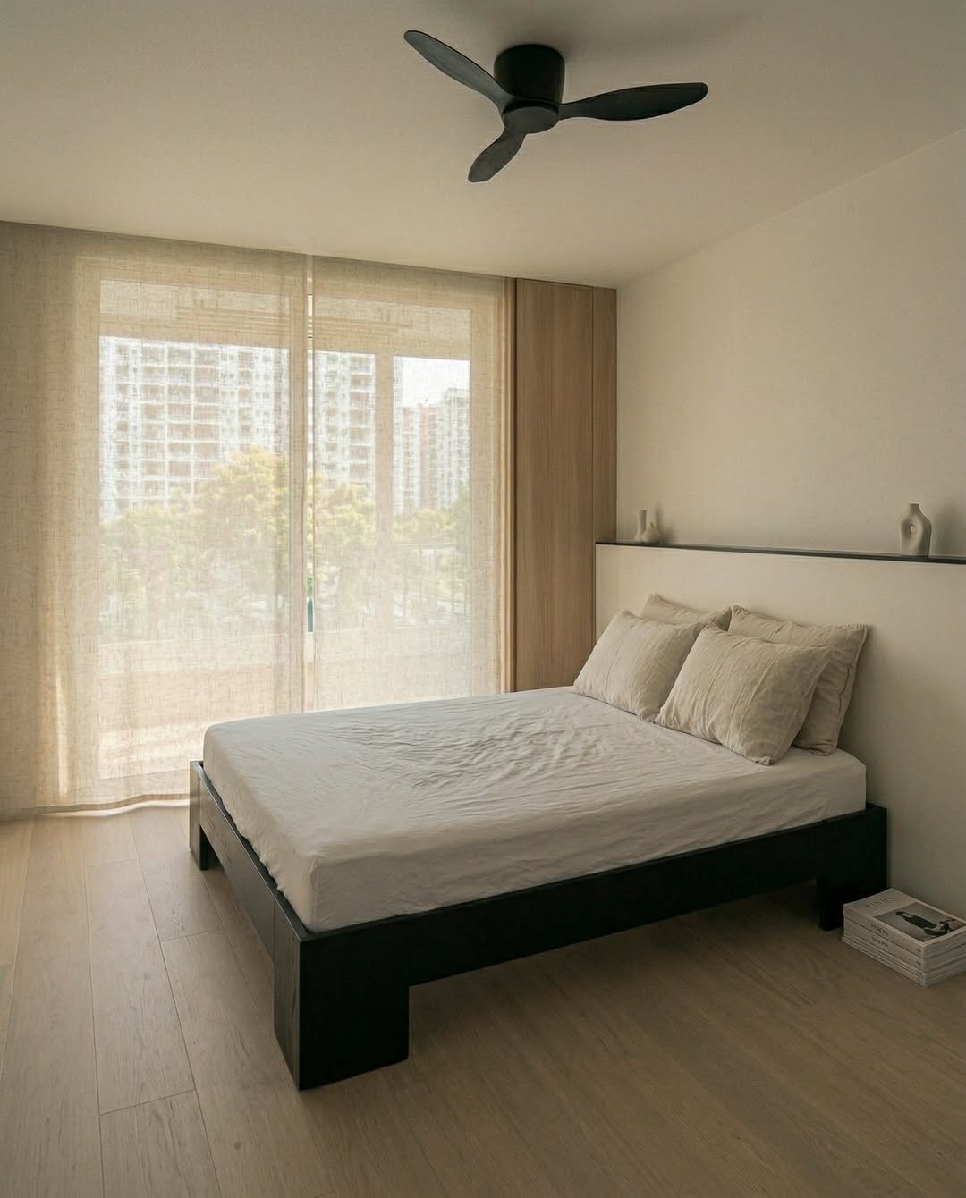 Photo by 보스커 | 원목침대 | 침대프레임 | 주문제작 침대 on April 05, 2026. May be an image of chaise lounge, bed, headboard, mattress, sliding door, indoors, bedroom and text.