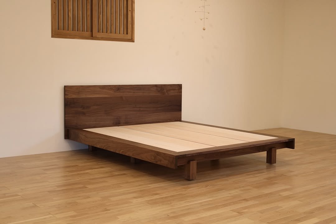 Photo by 보스커 | 원목침대 | 침대프레임 | 주문제작 침대 on September 18, 2025. May be an image of bed, woodwork, bedroom and text.