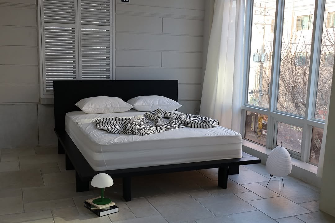 Photo by 보스커 | 원목침대 | 침대프레임 | 주문제작 침대 on July 16, 2025. May be an image of chaise lounge, bed, mattress, headboard, bedroom, indoors and text.