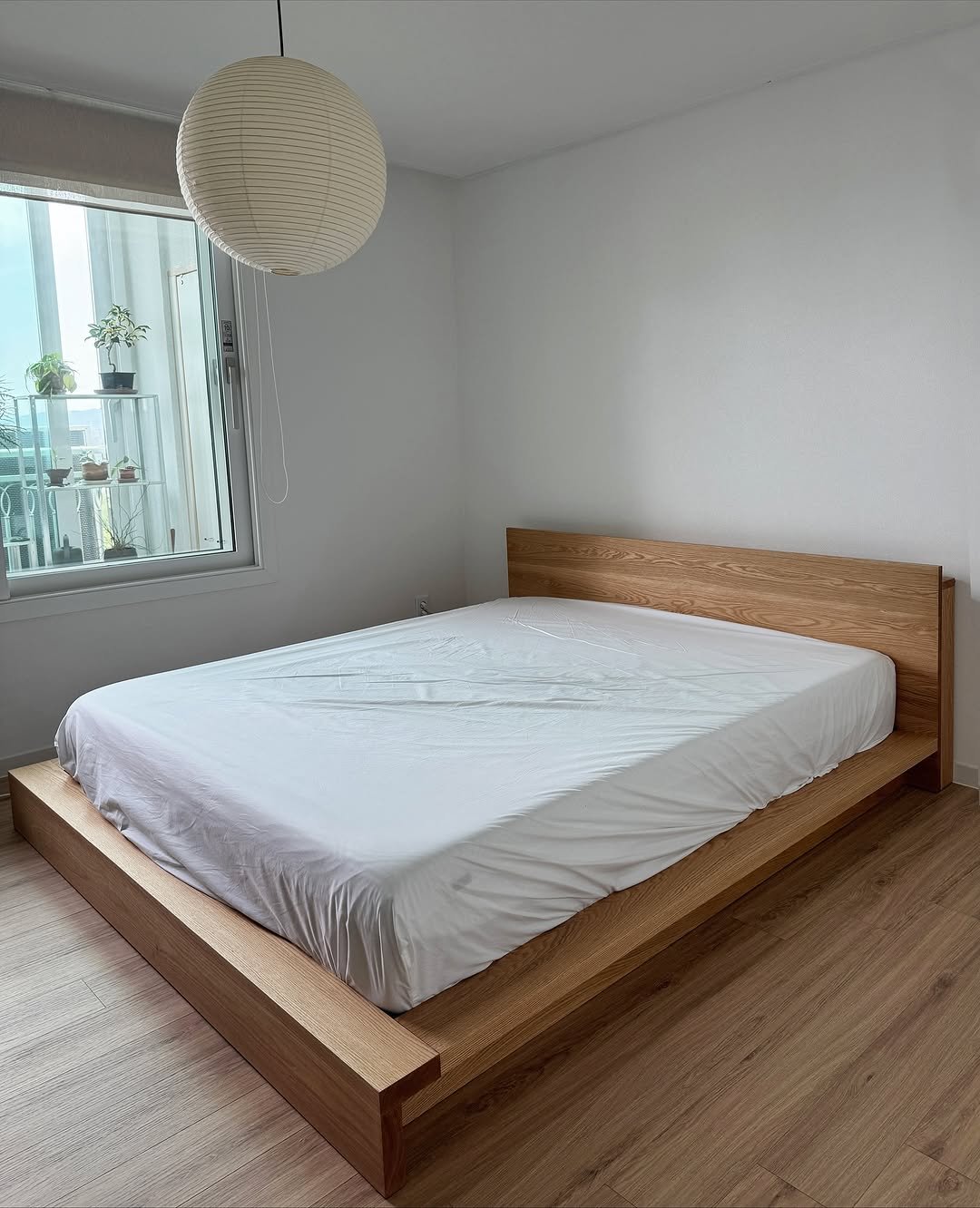 Photo by 보스커 | 원목침대 | 침대프레임 | 주문제작 침대 on October 17, 2025. May be an image of mattress, bed, headboard, indoors, bedroom and text.