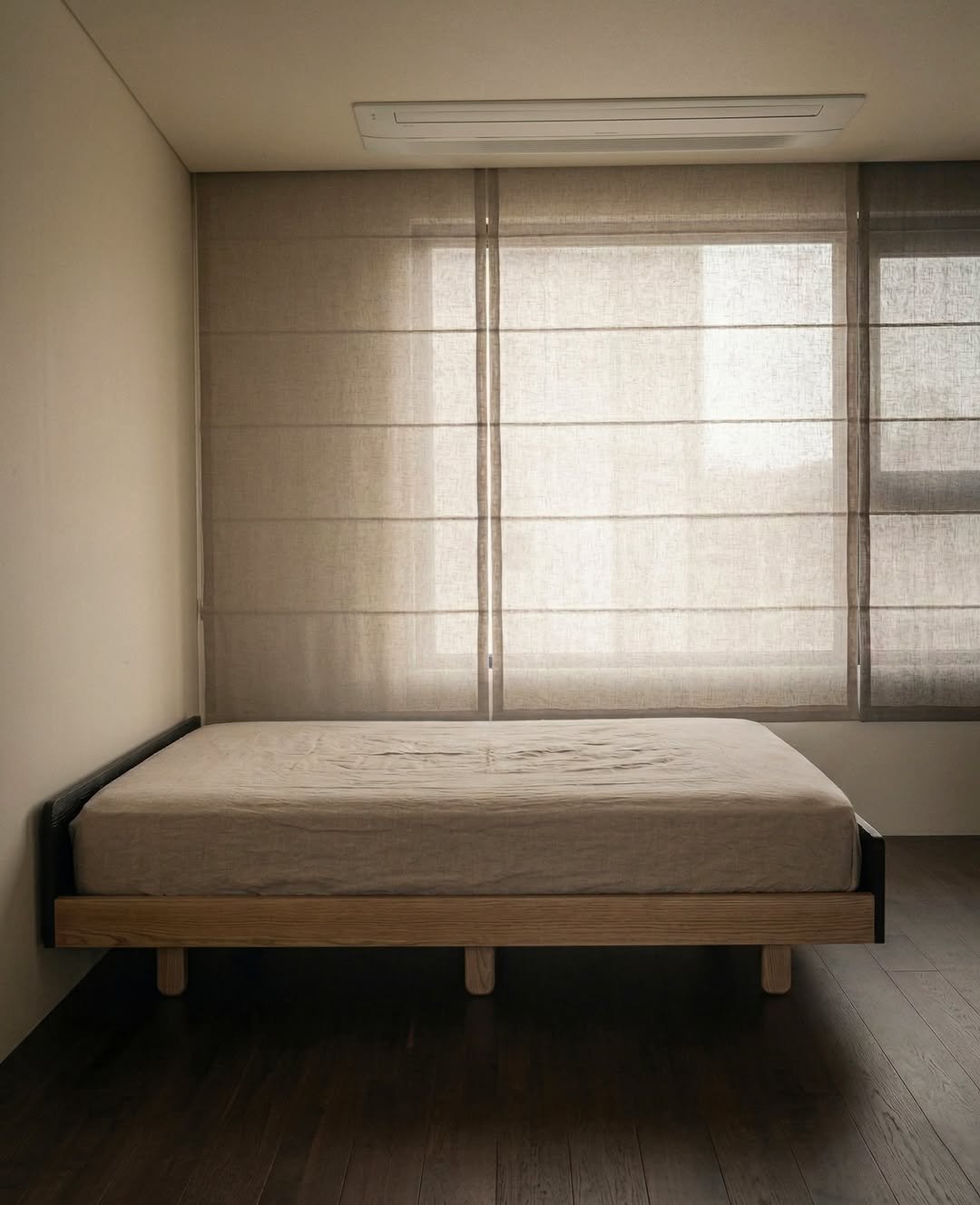 Photo by 보스커 | 원목침대 | 침대프레임 | 주문제작 침대 on March 31, 2026. May be an image of mattress, chaise lounge, bed, headboard, bedroom, indoors and text.