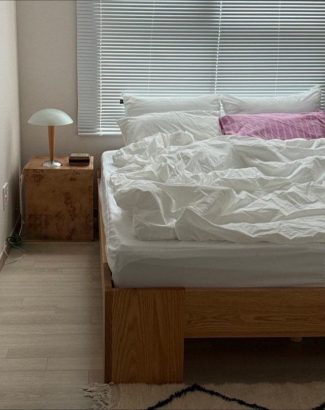 Photo by 보스커 | 원목침대 | 침대프레임 | 주문제작 침대 on October 24, 2025. May be an image of mattress, bed, headboard, indoors, bedroom and text.