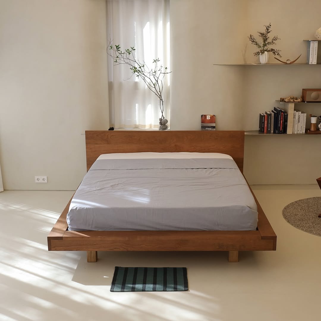 Photo by 보스커 | 원목침대 | 침대프레임 | 주문제작 침대 on October 31, 2025. May be an image of bed, mattress, headboard, bedroom, indoors and text.