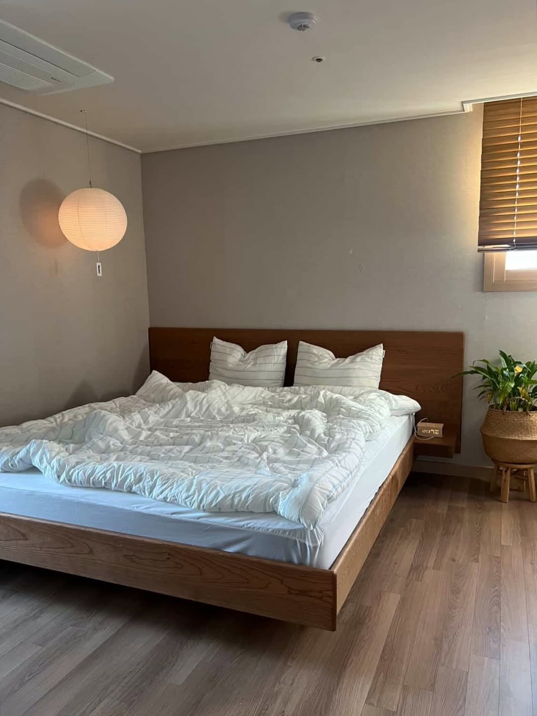 Photo by 보스커 | 원목침대 | 침대프레임 | 주문제작 침대 on February 05, 2026. May be an image of mattress, bed, headboard, indoors, bedroom and text.