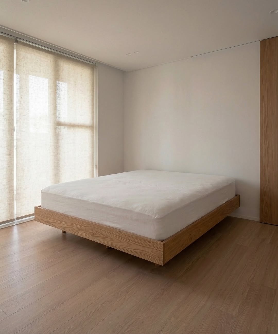 Photo by 보스커 | 원목침대 | 침대프레임 | 주문제작 침대 on April 01, 2026. May be an image of bed, headboard, mattress, indoors, bedroom and text.