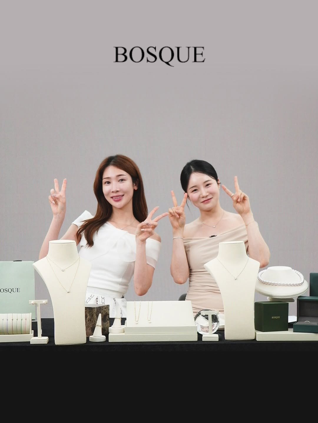 Photo by 주얼리 브랜드 보스크_BOSQUE on July 09, 2025. May be an image of 2 people, jewelry and text that says 'BOSQUE OSQUE'.