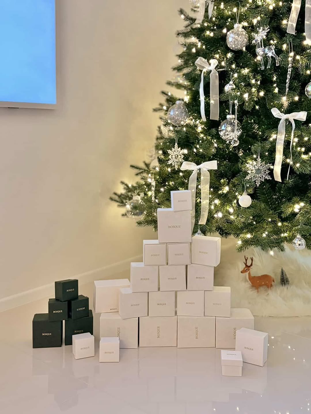 Photo by 주얼리 브랜드 보스크_BOSQUE on December 25, 2025. May be an image of napkin ring, christmas tree, box, hamper, hand cream, candle, bar soap and text.