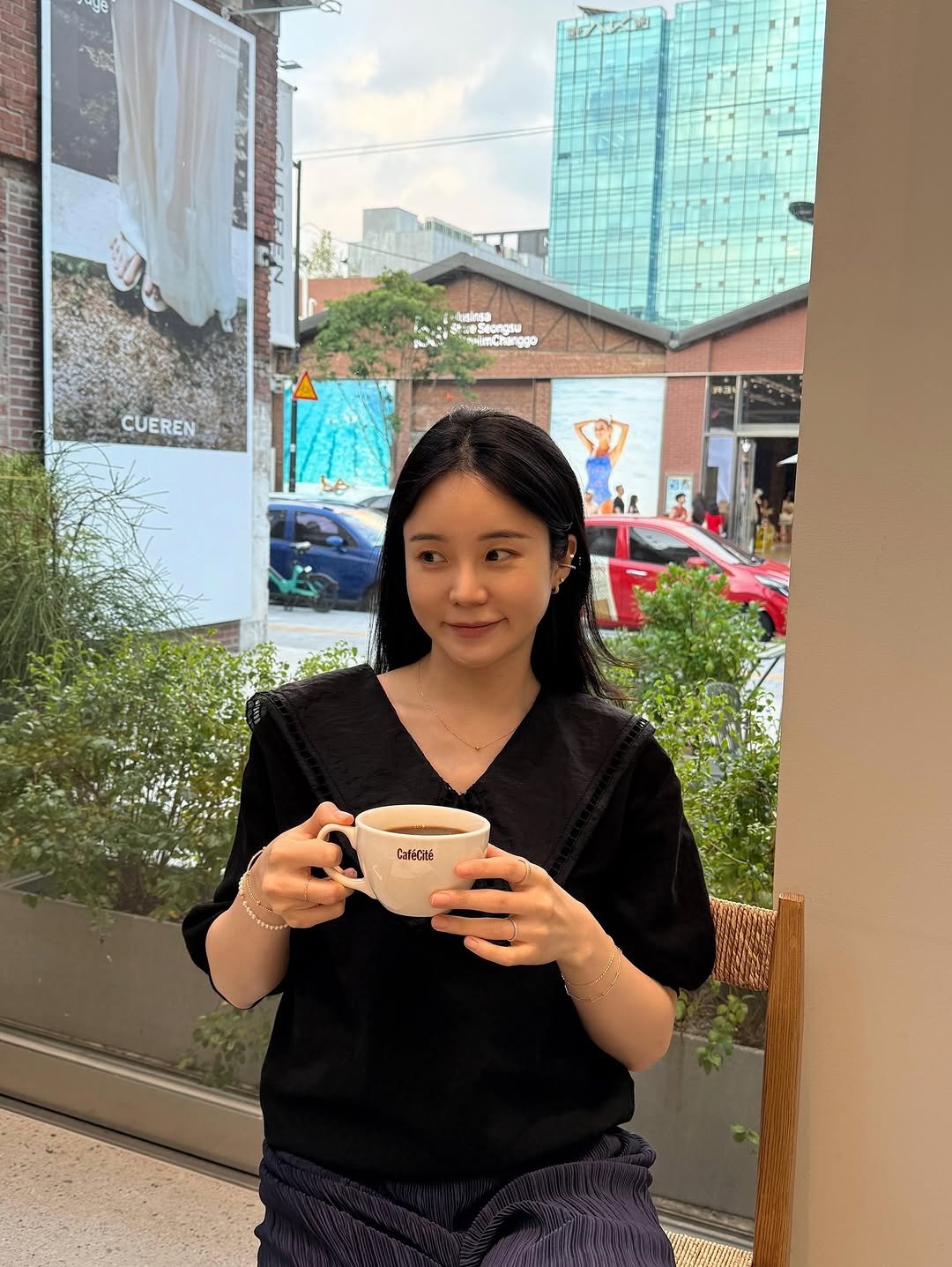 Photo by 주얼리 브랜드 보스크_BOSQUE on August 12, 2025. May be an image of 2 people, coffee cup, cappuccino, cup, tea, pot, cornflower and text.