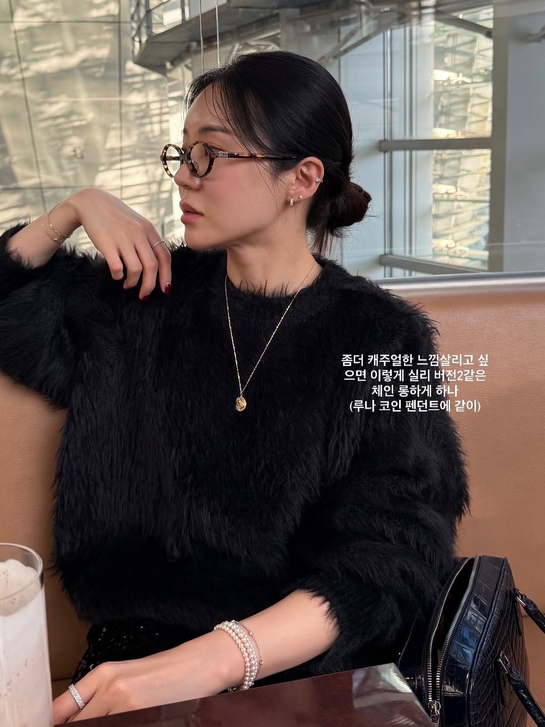 Photo by 주얼리 브랜드 보스크_BOSQUE on February 22, 2026. May be an image of one or more people, hair, top, fur, necklace, turtleneck and text that says '좀더 캐주얼한 느낌살리고 좀더캐주얼한느낌살리고싶 싶 으면 이렇게 실리 버전2같은 체인 롱하게 하나 (루나 코인 펜던트에 같이) 花'.