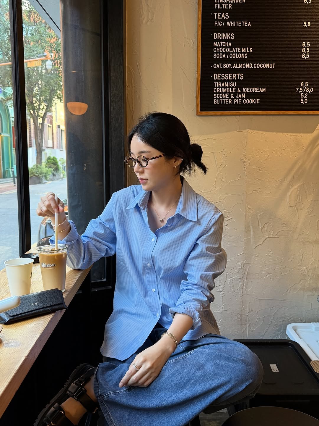Photo by 주얼리 브랜드 보스크_BOSQUE on September 30, 2025. May be an image of 1 person, eyeglasses, cornflower and text.