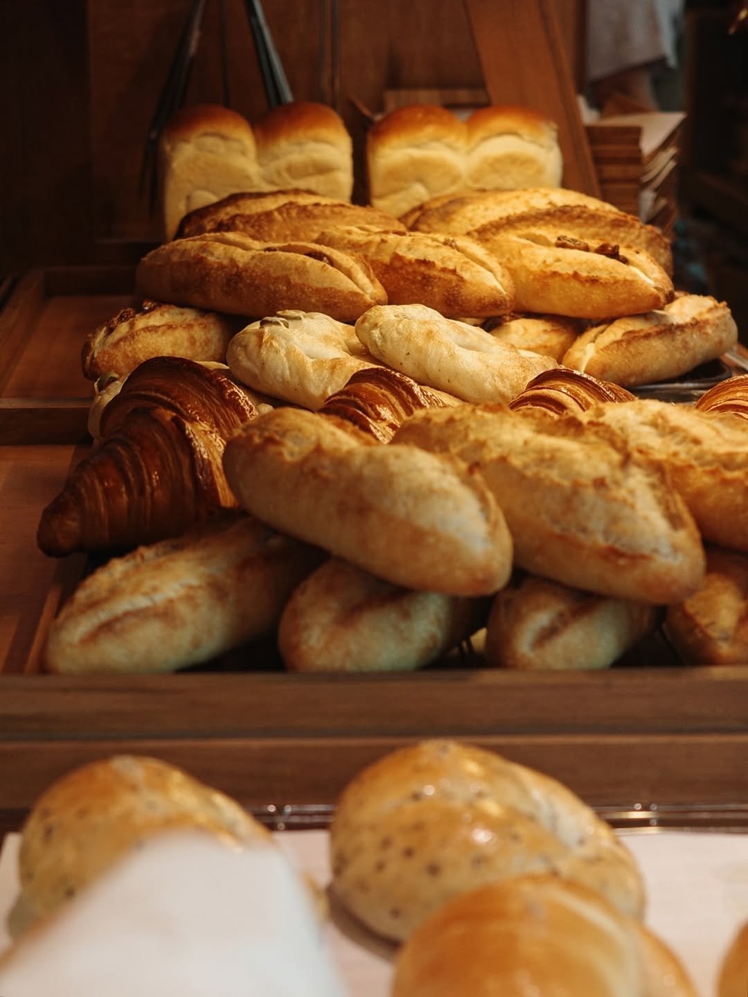 Photo by 영월 블랑제리상떼 (여성기업) on August 01, 2025. May be an image of babka, baguette, buns, bagel, croissant and text.