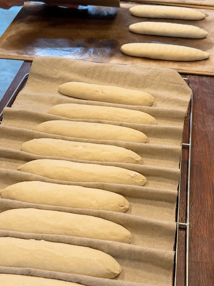 boulangerie_sante 게시물 이미지: 블랑제리상떼 수요일 오픈준비합니다😉
빵은 순차적으로 나오고 있구요.
12시정도면...