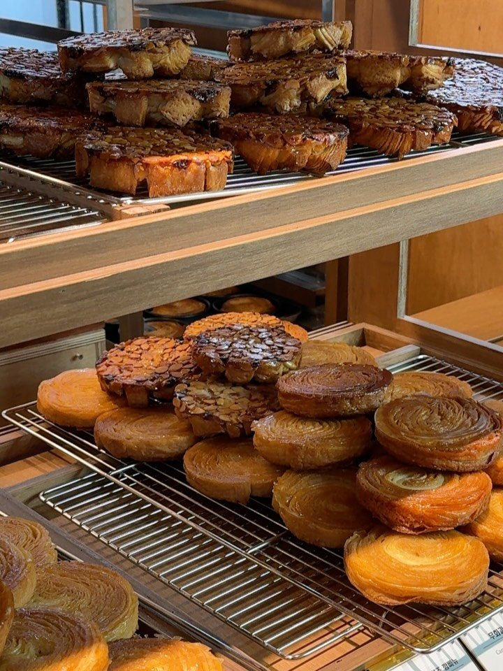 boulangerie_sante 게시물 이미지: #퀸아망 #아몬드퀸아망
달다구리 퀸아망 소개해드려요. 반죽 사이 원당과 버터를 넣고...