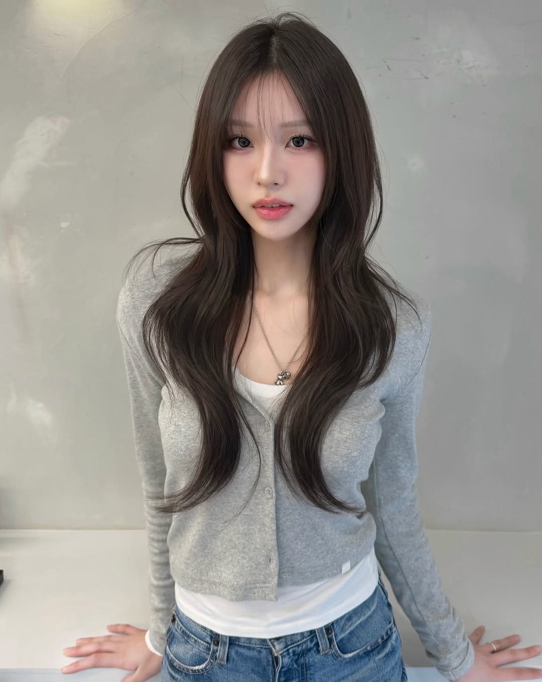 Photo by 연남동미용실 더부띠끄 혜선 허쉬펌 허쉬컷 브라운컬러 in 연트럴파크. May be an image of one or more people, hair, top and text.