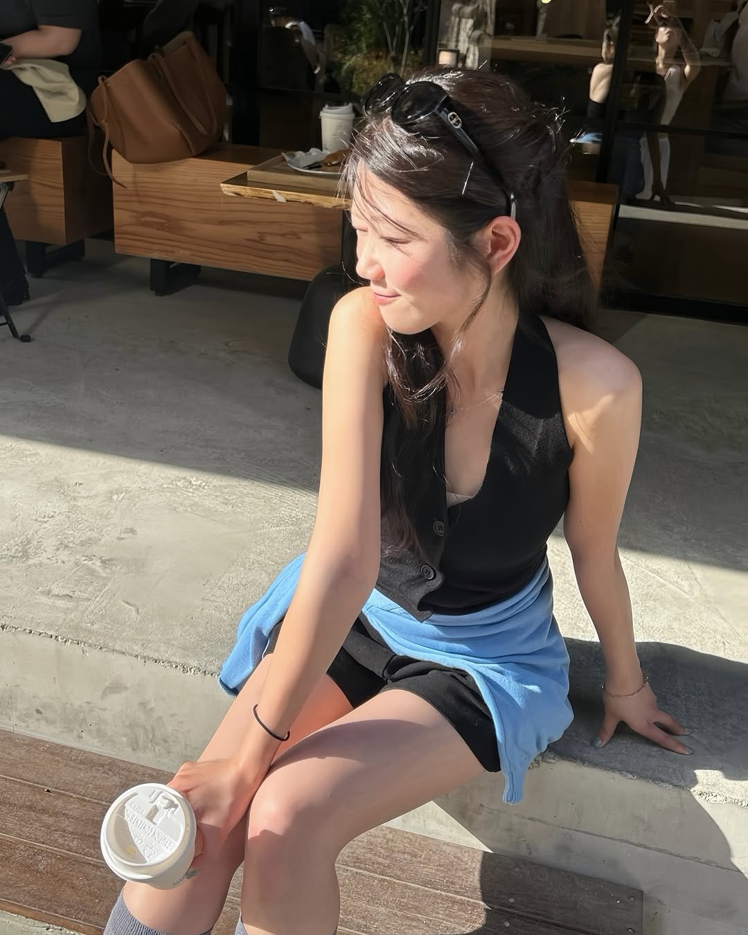 Photo by 연남동미용실 더부띠끄 혜선 허쉬펌 허쉬컷 브라운컬러 on April 23, 2026. May be an image of miniskirt, shorts, cornflower and text.