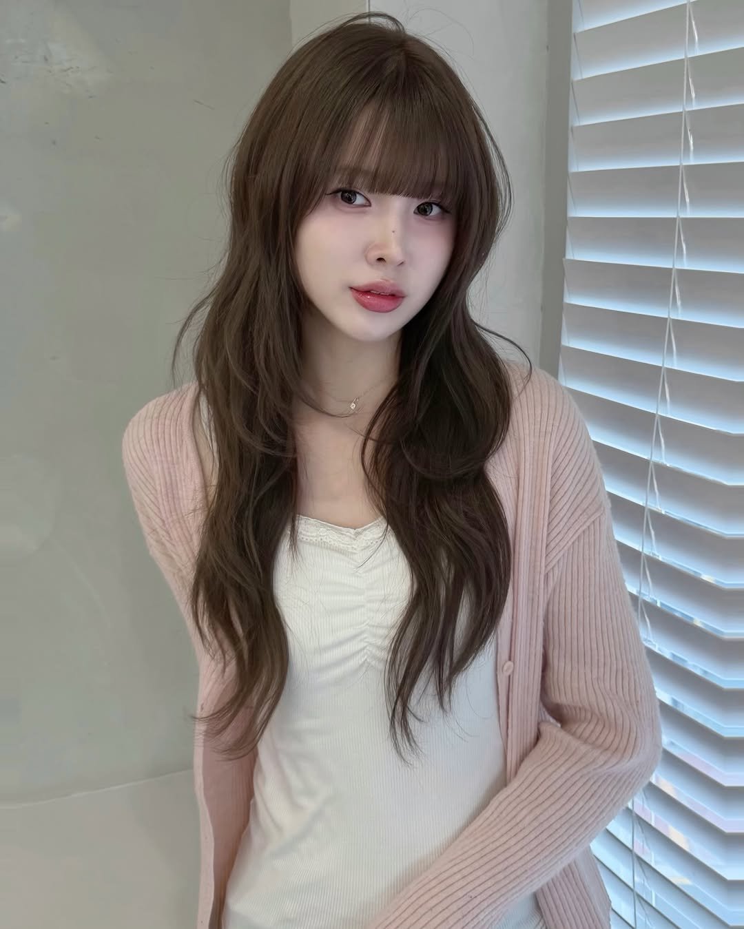 Photo by 연남동미용실 더부띠끄 혜선 허쉬펌 허쉬컷 브라운컬러 in 연트럴파크. May be an image of one or more people, bangs, braids, top and text.