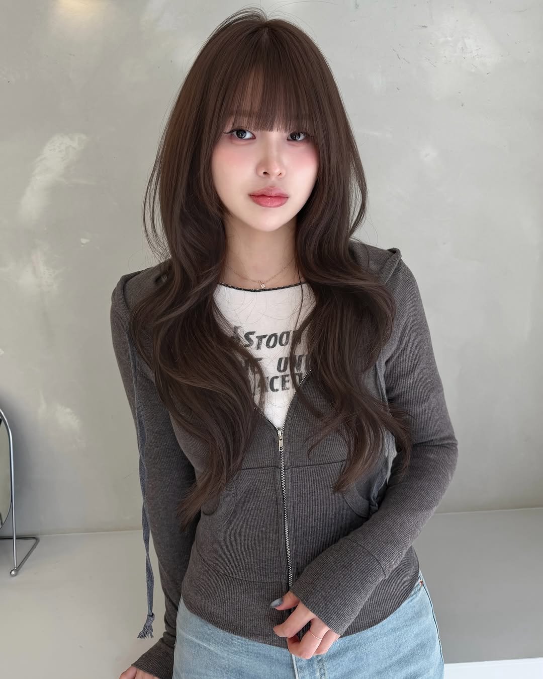 Photo by 연남동미용실 더부띠끄 혜선 허쉬펌 허쉬컷 브라운컬러 in 연트럴파크. May be an image of one or more people, hair, top, cardigan and text.