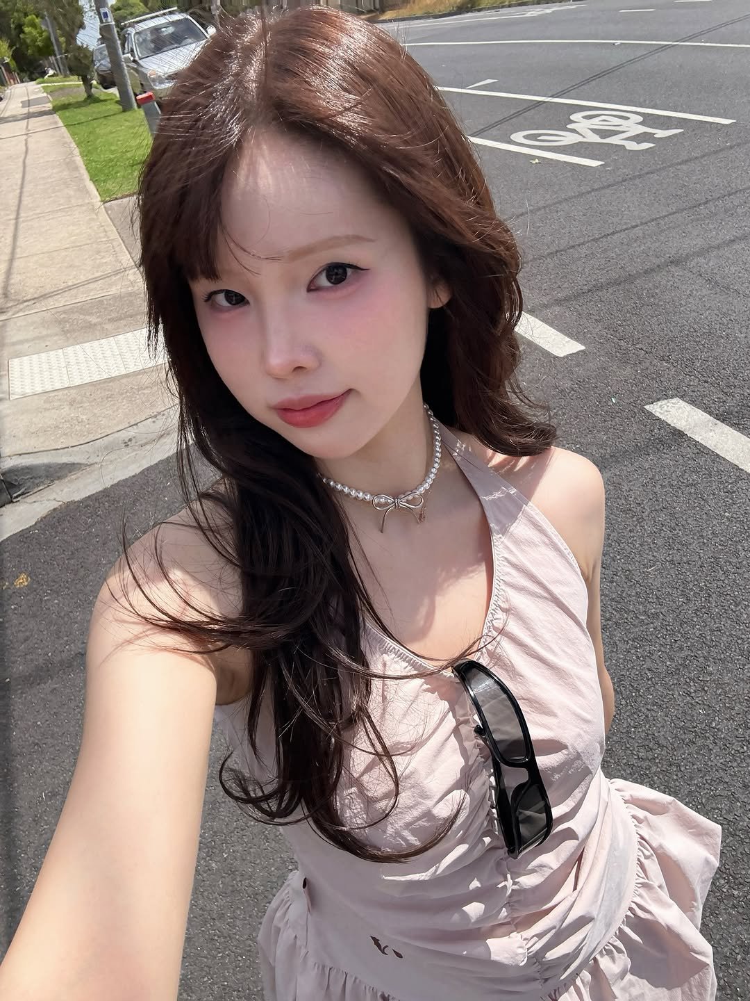 Photo by 연남동미용실 더부띠끄 혜선 허쉬펌 허쉬컷 브라운컬러 in 연트럴파크. May be an image of one or more people, hair, sundress, dress and text.