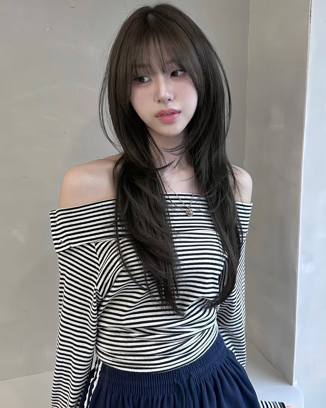 Photo by 연남동미용실 더부띠끄 혜선 허쉬펌 허쉬컷 브라운컬러 in 연트럴파크. May be an image of one or more people, hair, top and text.