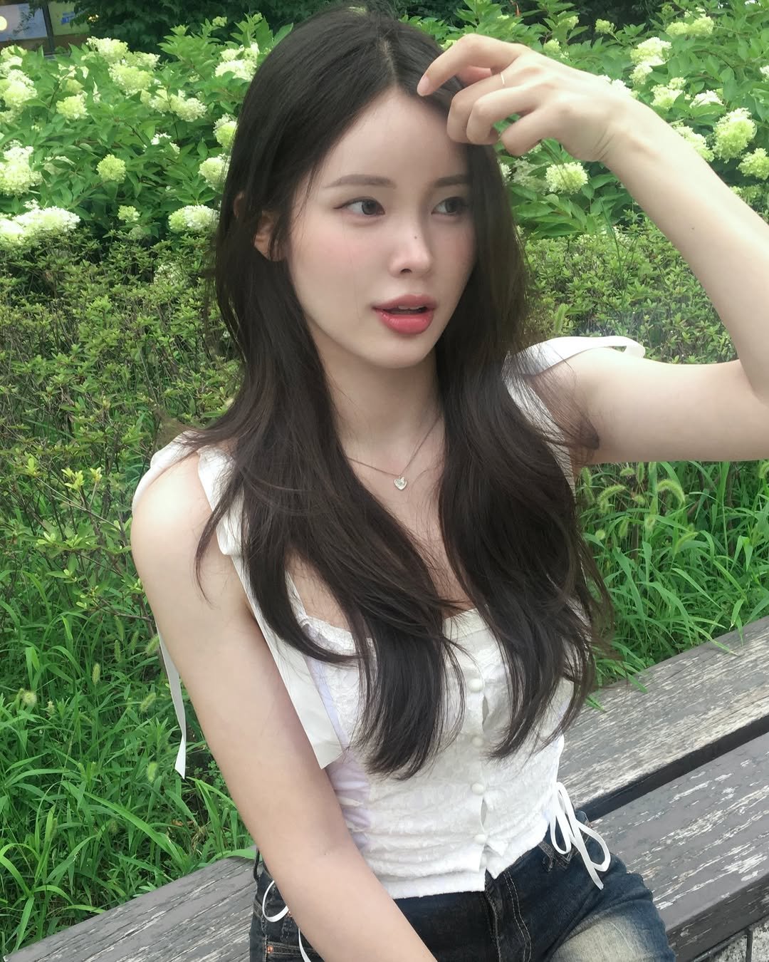 Photo by 연남동미용실 더부띠끄 혜선 허쉬펌 허쉬컷 브라운컬러 in 연트럴파크. May be an image of one or more people, hair, top, park and text.