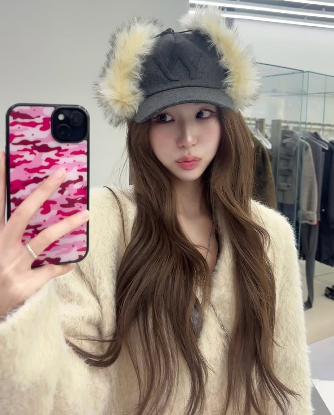 Photo by 연남동미용실 더부띠끄 혜선 허쉬펌 허쉬컷 브라운컬러 in 연트럴파크. May be a selfie of one or more people, hair, hat, sable coat, goosedown coat, duffle coat, parka, beret and text.