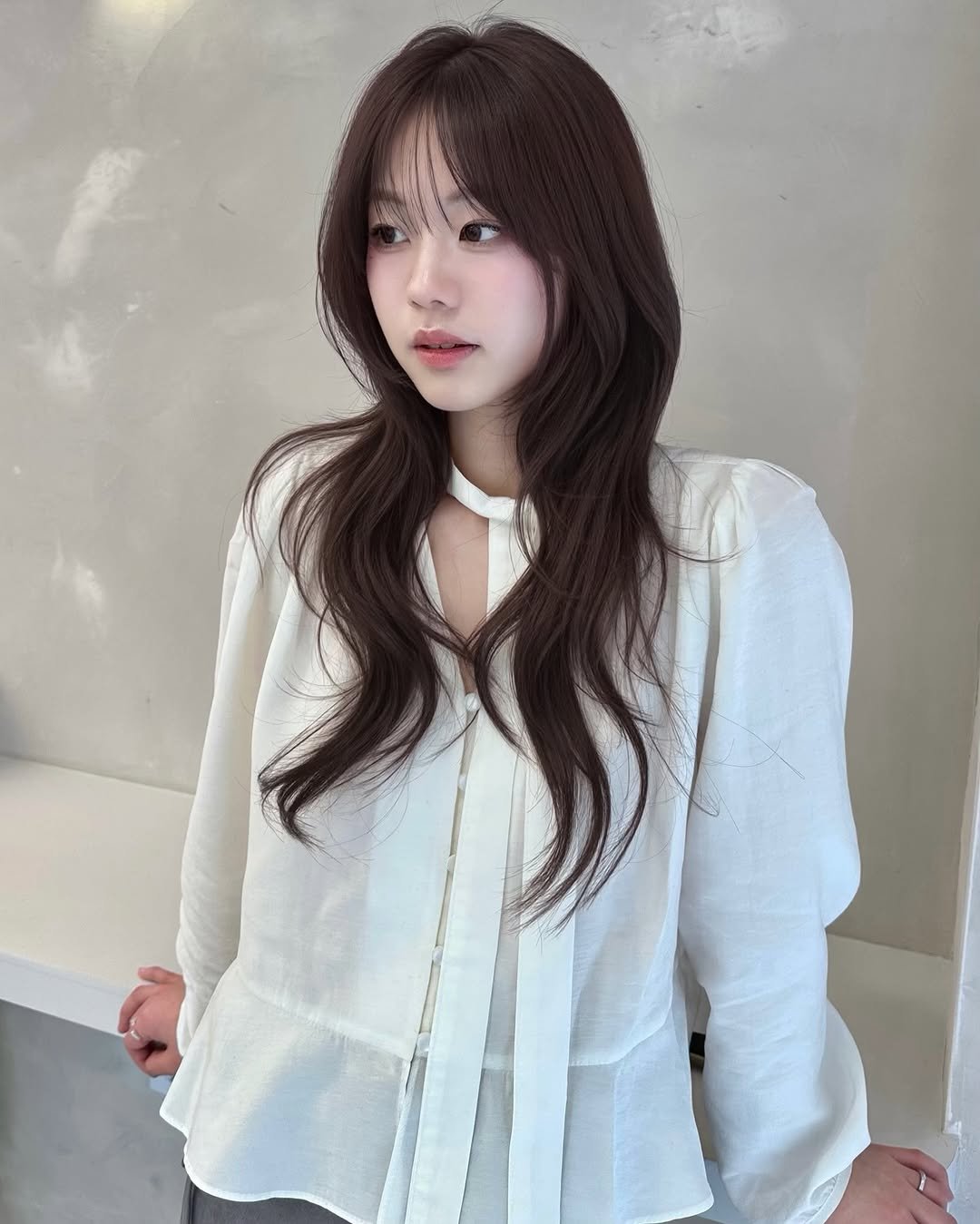 Photo by 연남동미용실 더부띠끄 혜선 허쉬펌 허쉬컷 브라운컬러 in 연트럴파크. May be an image of one or more people, hair, top and text.