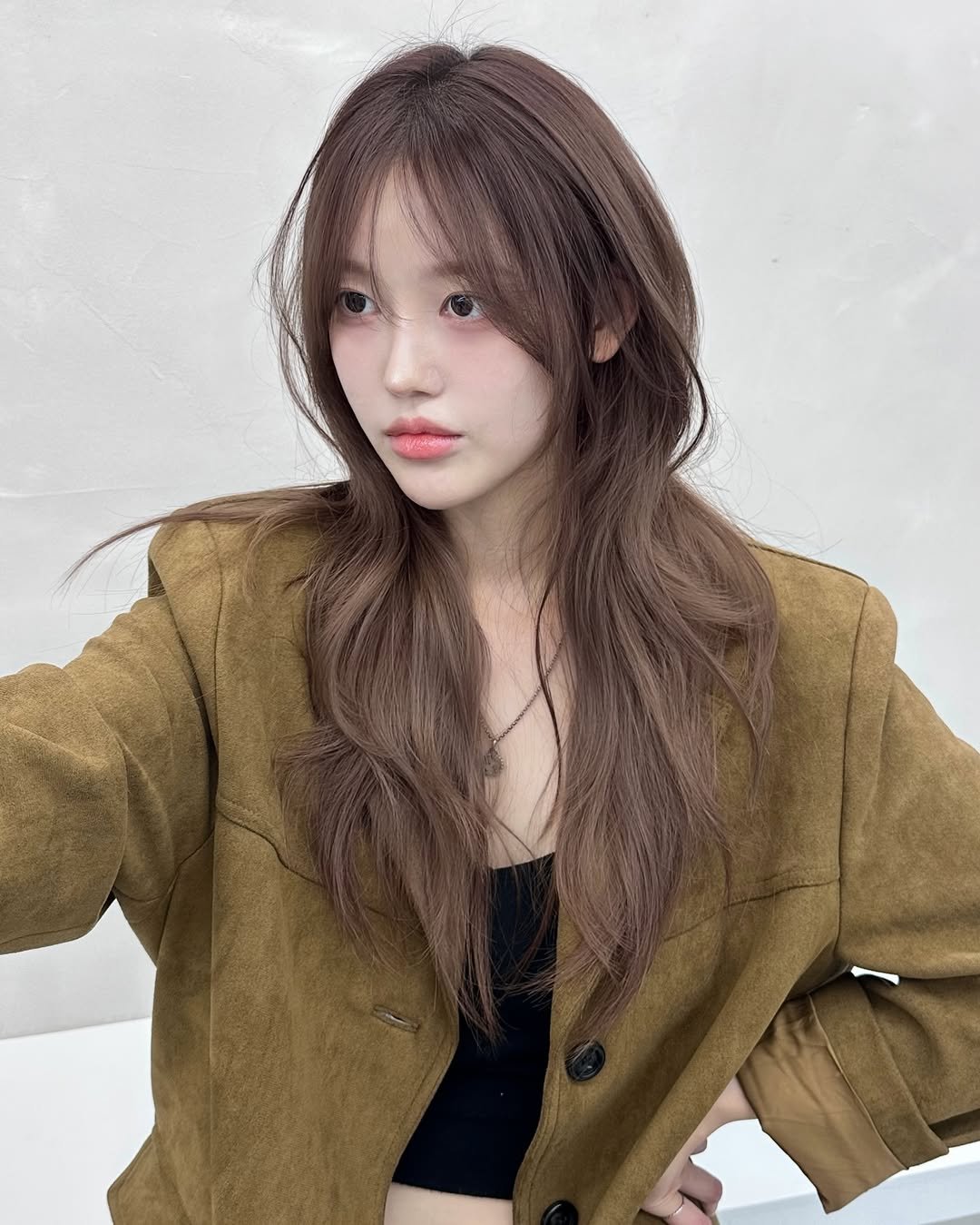 Photo by 연남동미용실 더부띠끄 혜선 허쉬펌 허쉬컷 브라운컬러 in 연트럴파크. May be an image of one or more people, hair, duffle coat, jacket, top, blazer, parka and text.