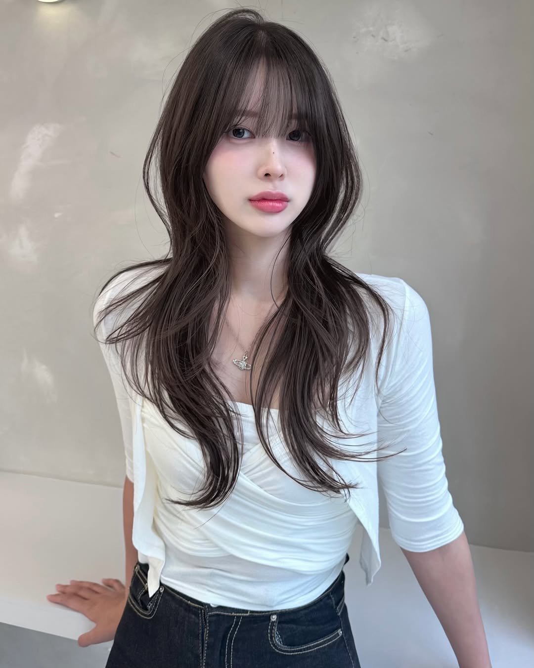 Photo by 연남동미용실 더부띠끄 혜선 허쉬펌 허쉬컷 브라운컬러 in 연트럴파크. May be an image of one or more people, bangs, braids, top and text.