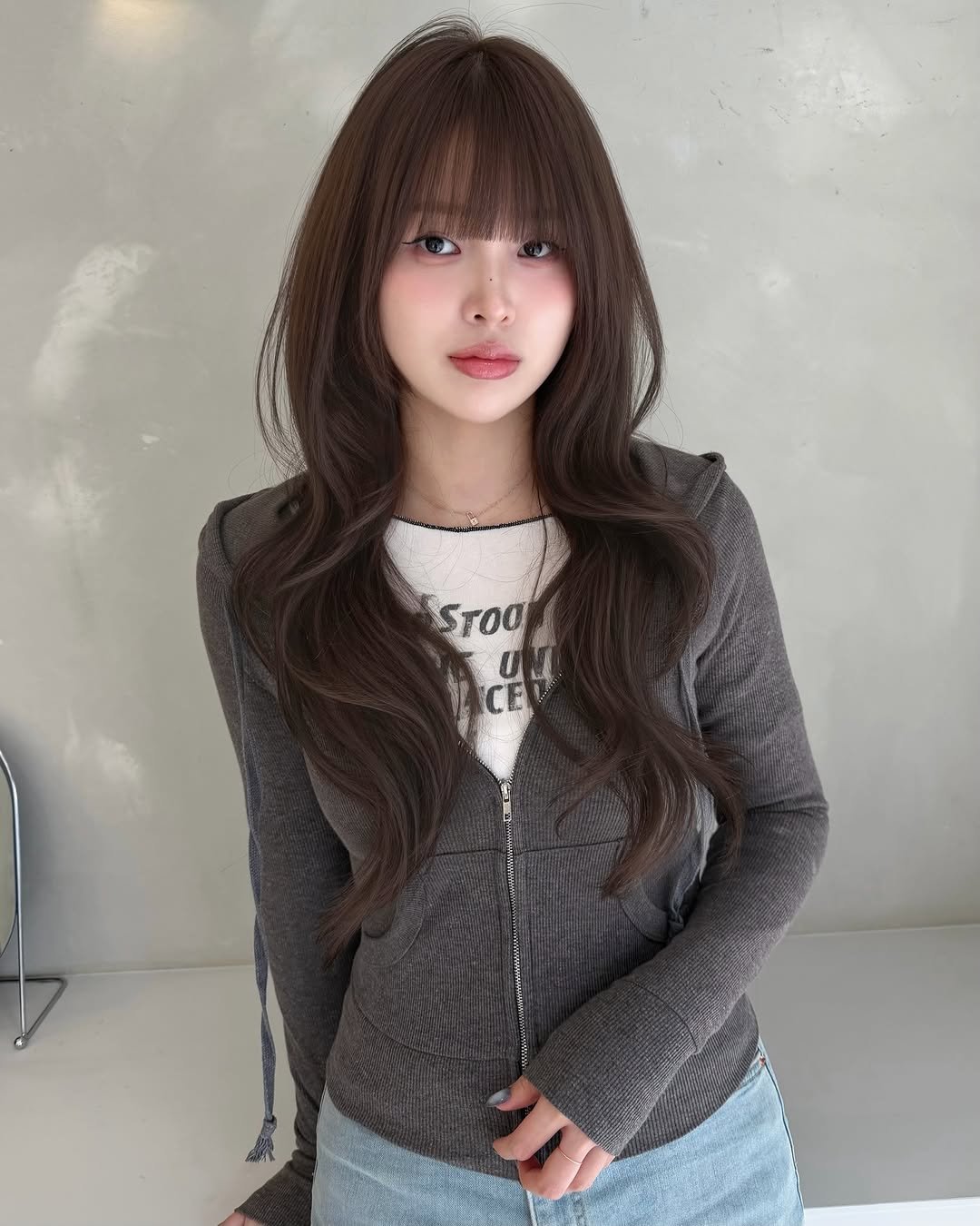 Photo by 연남동미용실 더부띠끄 혜선 허쉬펌 허쉬컷 브라운컬러 in 연트럴파크. May be an image of one or more people, hair, top, cardigan and text.