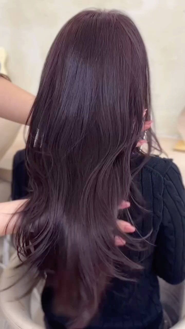 boutique_rimm 게시물 이미지: 쿨톤 취향 저격 컬러 
#블랙커런트 🍇

탈색없이 염색으로 가능하며,
피부톤도 up...