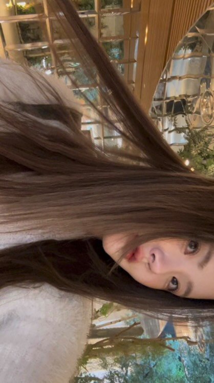 boutique_rimm 게시물 이미지: 부드럽고 뽀용한 베이지의 정석
#밀크베이지 🤎🫧

머리 손질은 편하게 툭 ,
뽀용력...