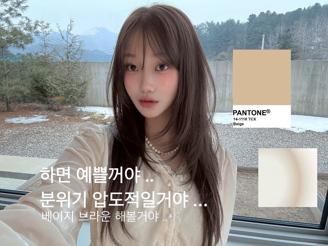 Photo by 강남미용실 더부띠끄 채림ㅣ탈색없이염색,브라운염색,웨딩염색 on February 10, 2026. May be an image of text that says 'PANTONE® 14-1118 TCX Beige 하면 예쁠꺼야. 꺼야. 분위기 압도적일거야... 베이지 브라운 해볼거야'.