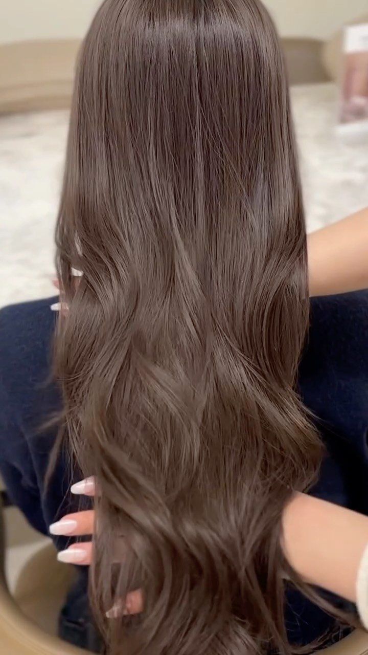 boutique_rimm 게시물 이미지: 탈색없이 애쉬브라운 🧊•🤎

붉은기를 눌러주는 비밀레시피로
특유의 노라빛은...