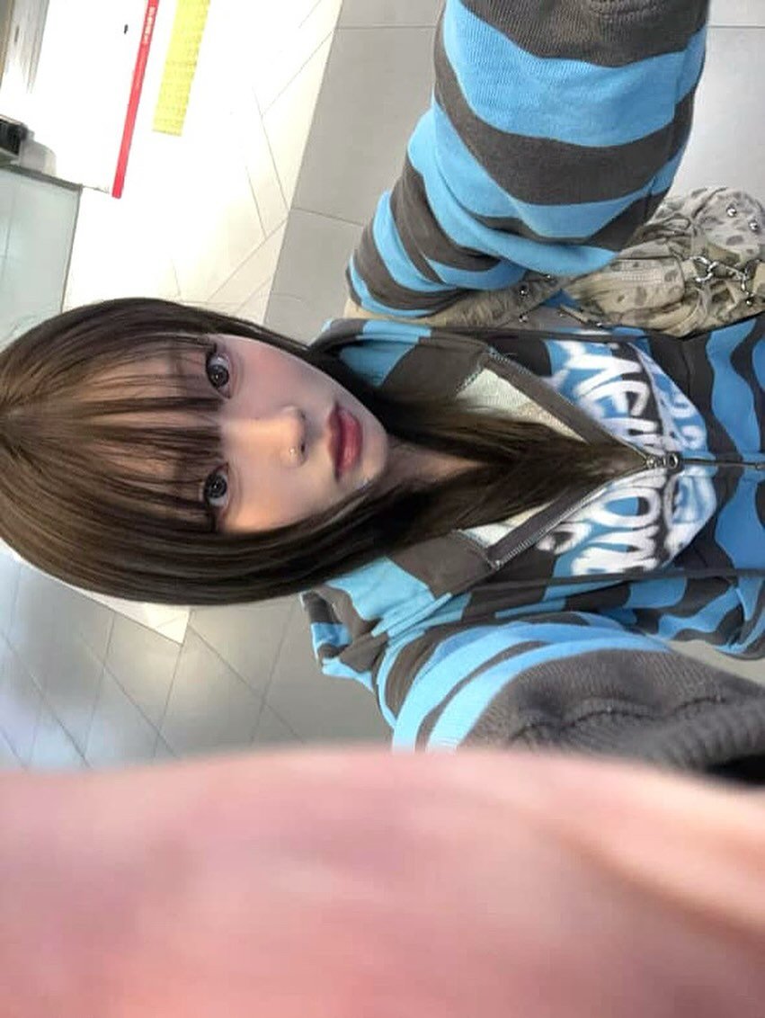 Photo by 연남동미용실 더부띠끄 윤주 |탈색없이염색 • 애쉬브라운 • 매트브라운| in 연트럴파크. May be a selfie of one or more people, bangs and text.