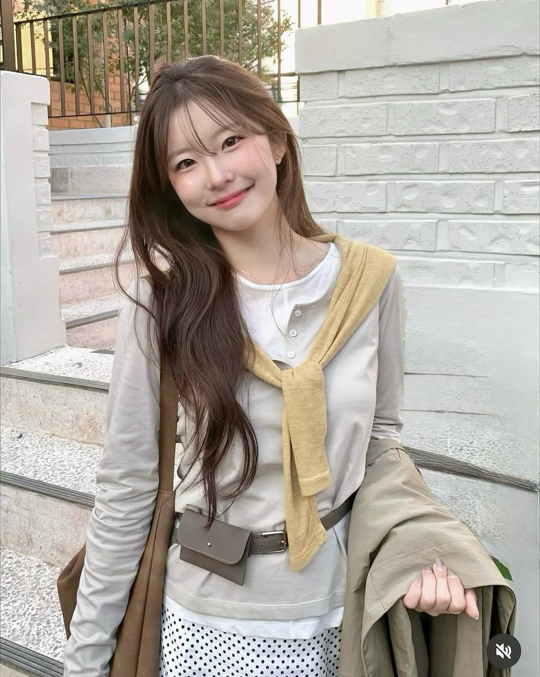 Photo by 연남동미용실 더부띠끄 윤주 |탈색없이염색 • 애쉬브라운 • 매트브라운| in 연남동. May be an image of one or more people, hair, duffle coat, cloak, cardigan, parka, dress and text.