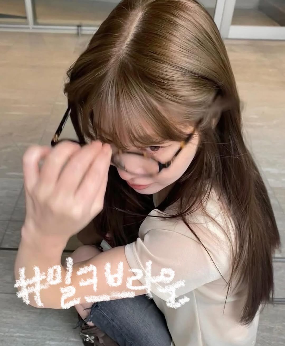 Photo by 연남동미용실 더부띠끄 윤주 |탈색없이염색 • 애쉬브라운 • 매트브라운| in 연남동. May be an image of one or more people, bangs, braids and text.