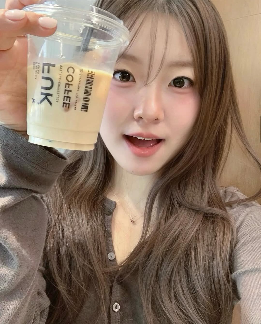 Photo by 연남동미용실 더부띠끄 윤주 |탈색없이염색 • 애쉬브라운 • 매트브라운| in 연남동. May be an image of one or more people, hair, drink and text.