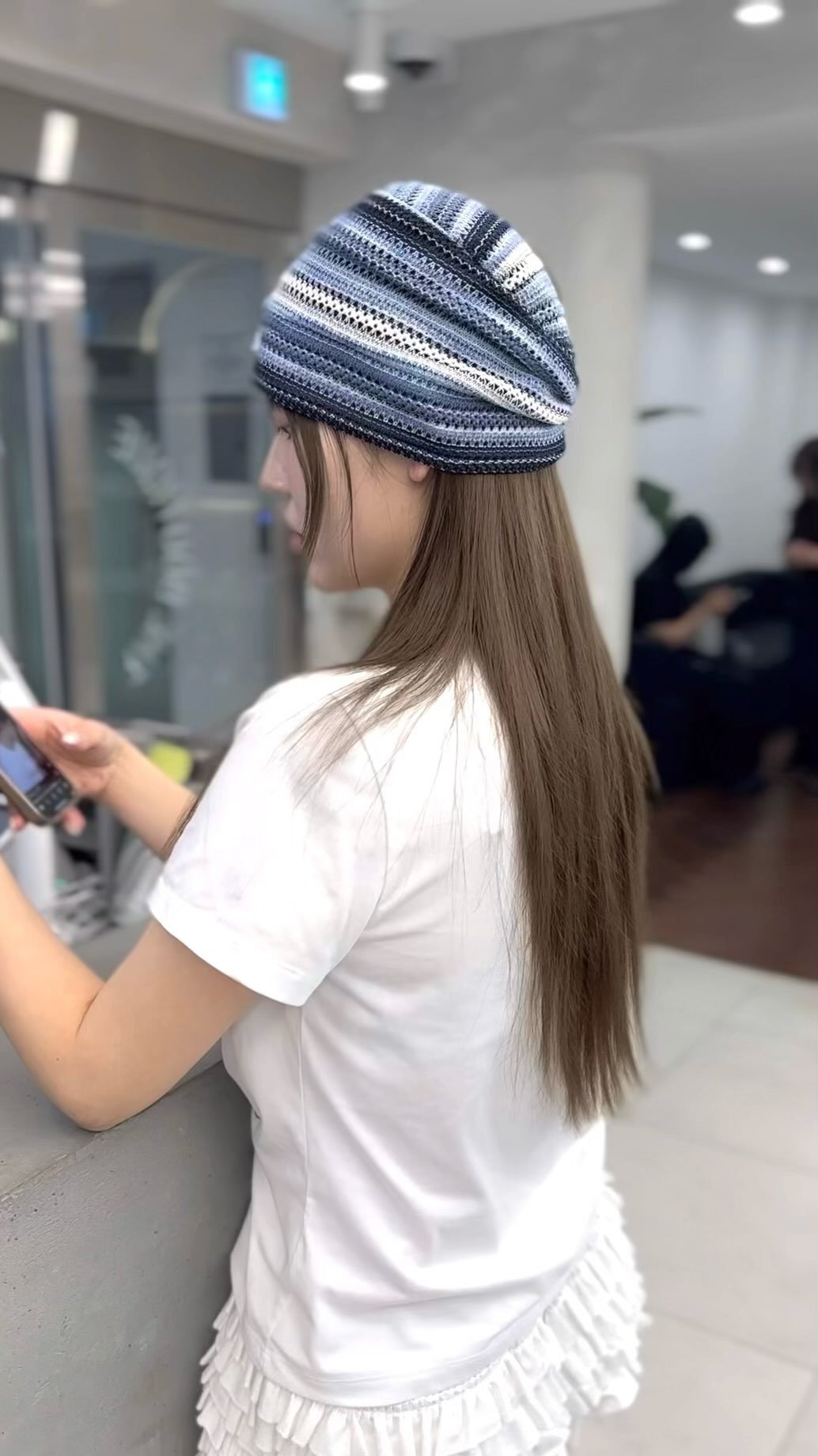 boutique_yju 게시물 이미지: 힙하고 키치하게 
👗
포인트는 비니로 -

컬러는 
#베이지브라운 
톡 얹어주면...