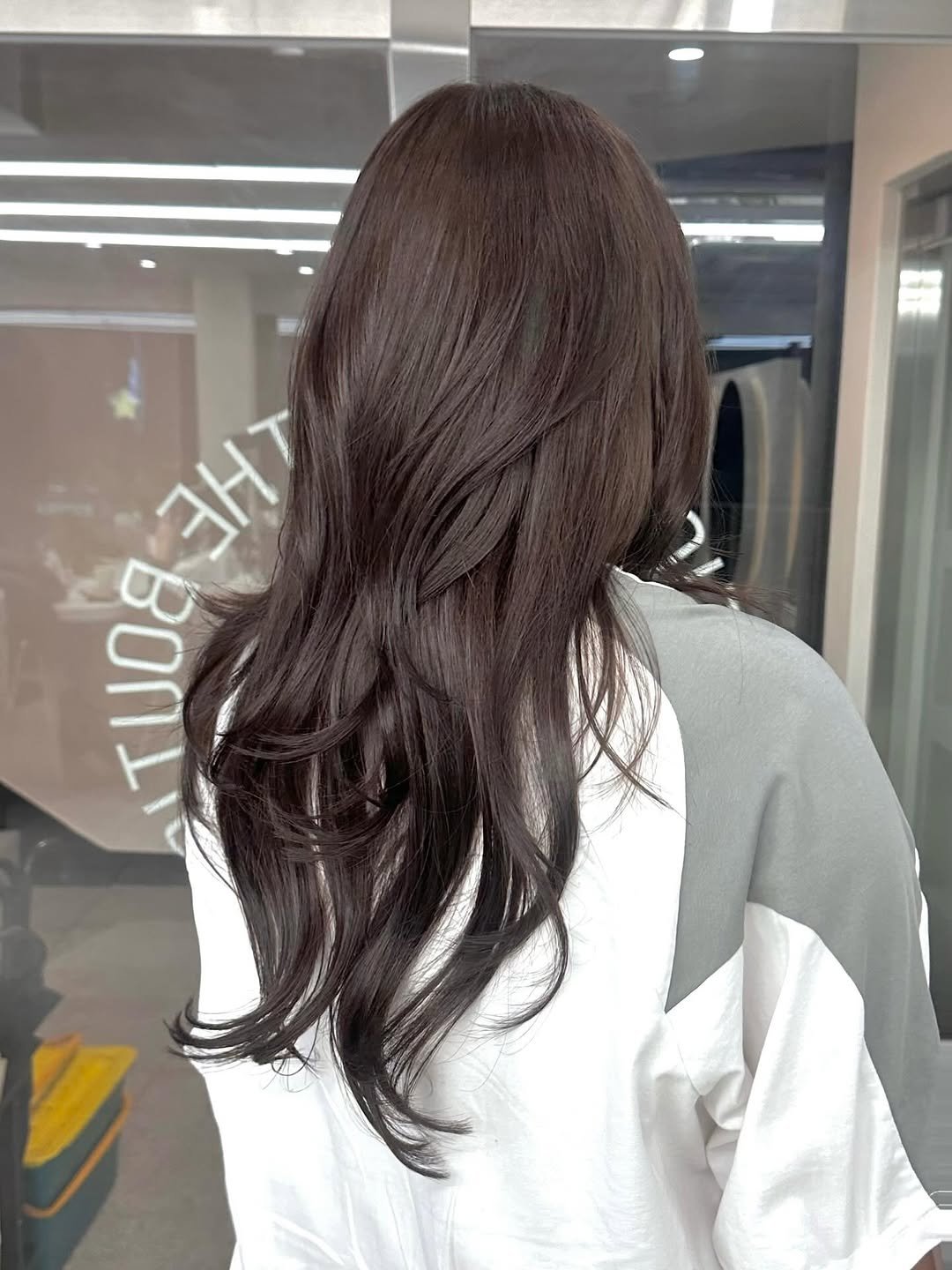 Photo by 연남동미용실 더부띠끄 윤주 |탈색없이염색 • 애쉬브라운 • 매트브라운| in 연남동. May be an image of one or more people, long hair and text.